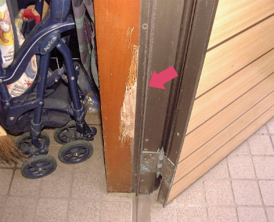 玄関部戸枠への被害