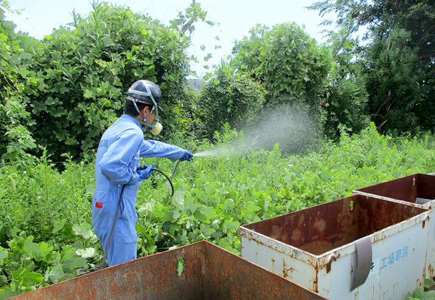 屋外の草木への薬剤散布