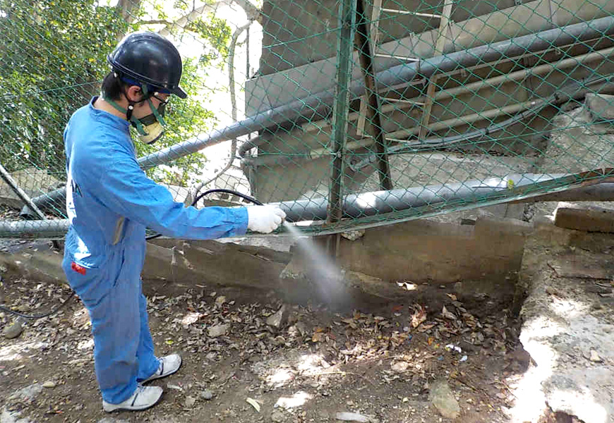 建物周囲への粉状薬剤の散布